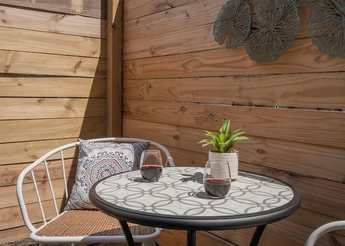 Jennifers Private Apartment With Outdoor Patio