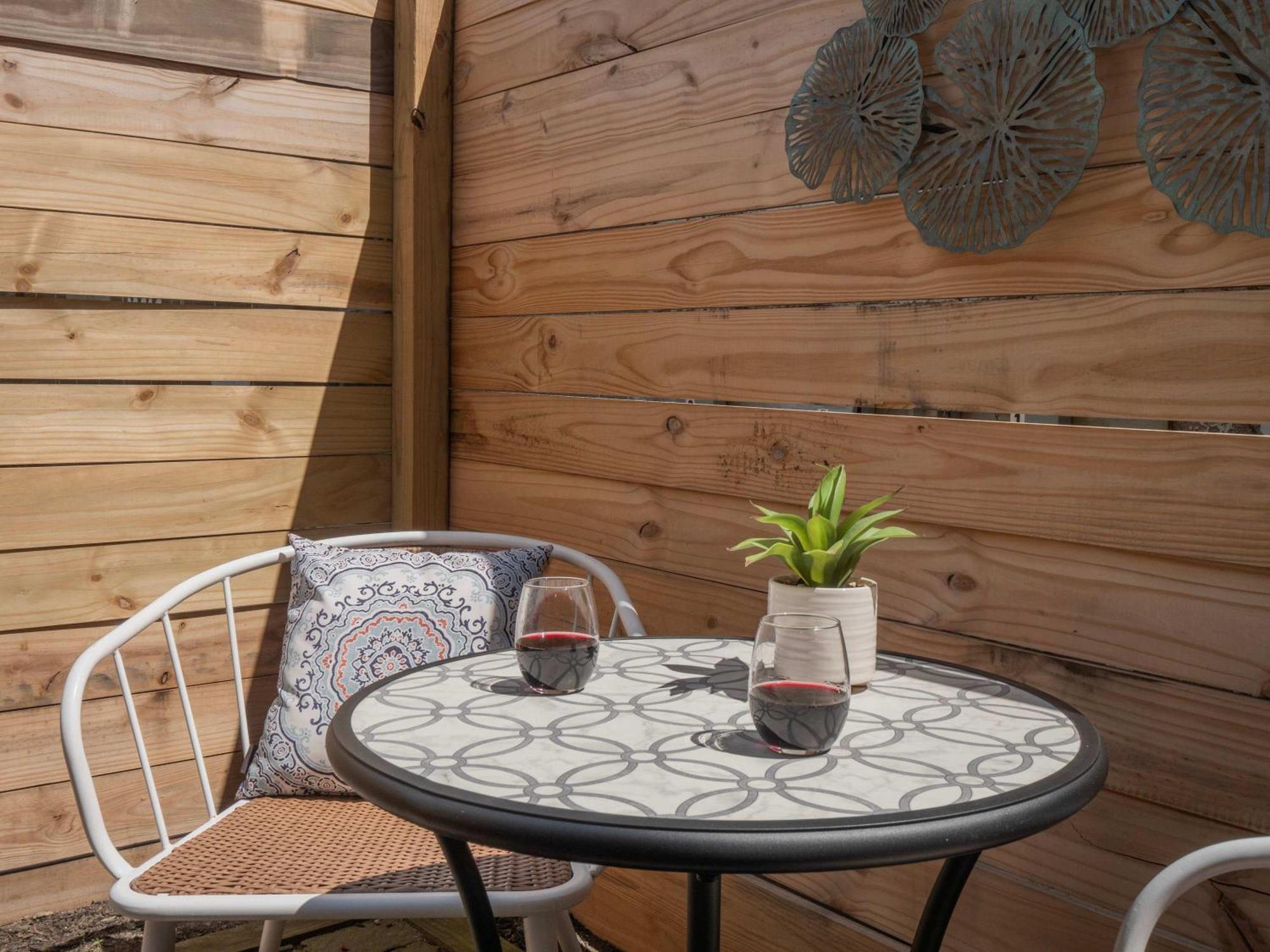 Jennifers Private With Outdoor Patio